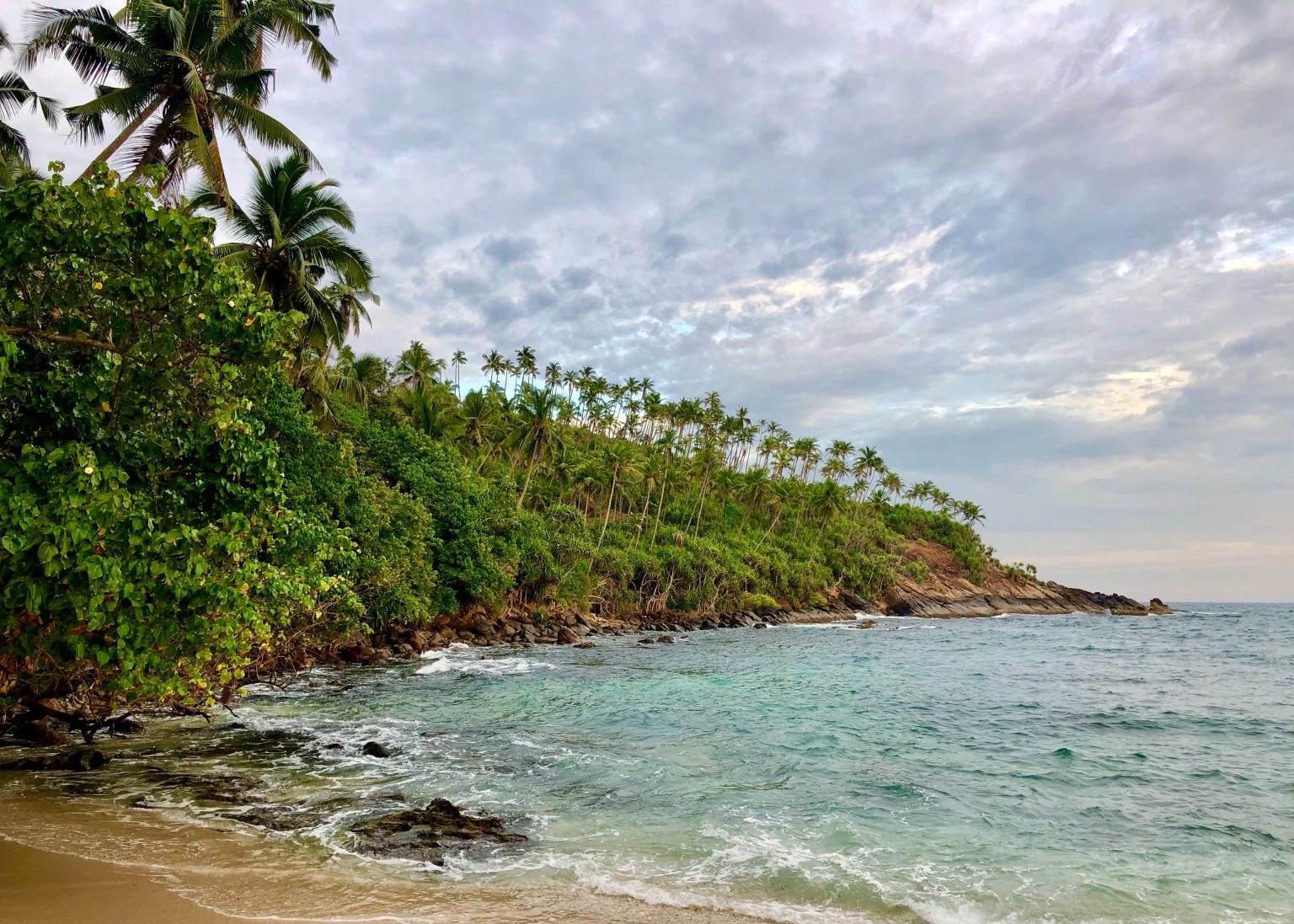 Шри ланка отменила. Мирисса Шри Ланка. Пляж Мирисса Шри Ланка. Secret Beach Шри Ланка. Панадура Шри Ланка.